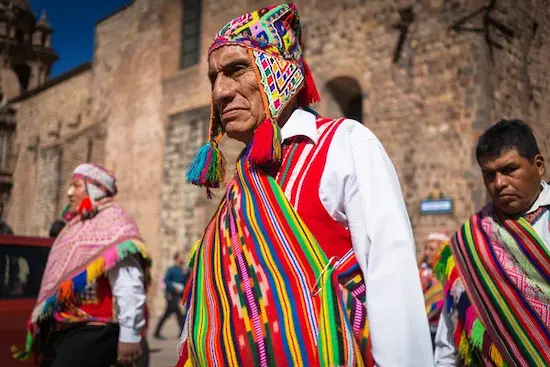 Desconocidos peruanos vestidos con ropa tradicional en un carnaval en Cuzco