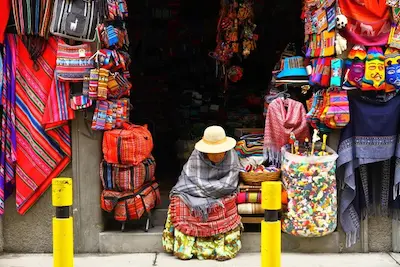 señora vendiendo textil de la cultura inca del Perú
