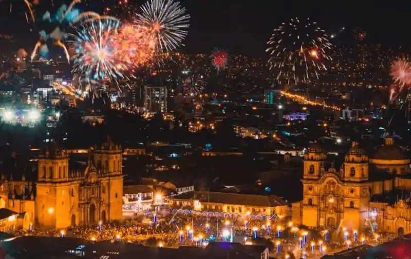 Fotografía de celebración en plaza principal de Cusco