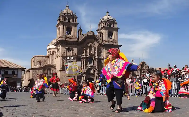 desfile escolar de niños con trajes típicos