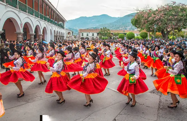Grupo de chicas bailando en los carnavales en Perú, Ayacucho