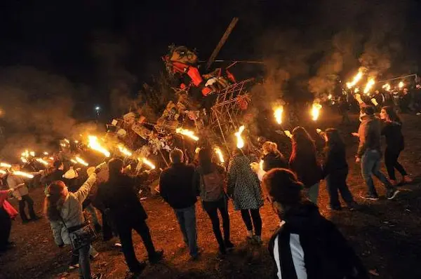 fiesta de San Pedro y San Pablo fogata