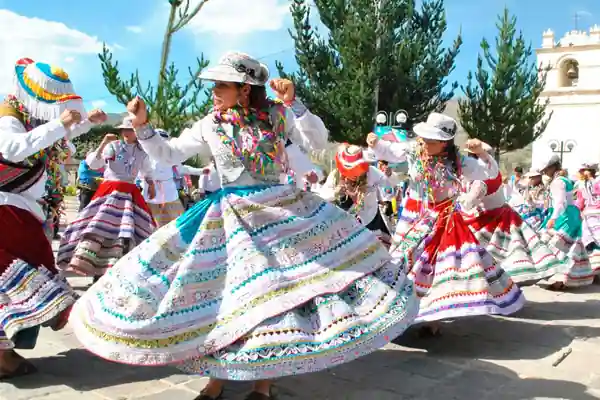 Vestimenta y simbolismo en las danzas tipicas del Peru