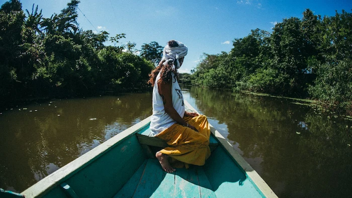 Mujer en un bote navegando por las aguas del río Ucayali disfrutando del clima de Perú en noviembre