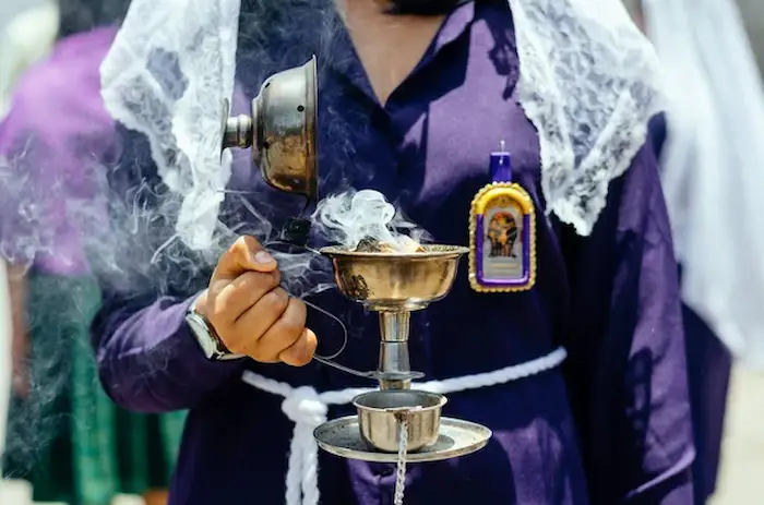 Sahumadura en la procesión por la Festividad del Señor de los Milagros
