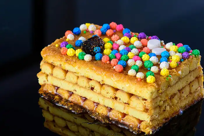 Imagen del turrón bañado en miel y caramelos de colores