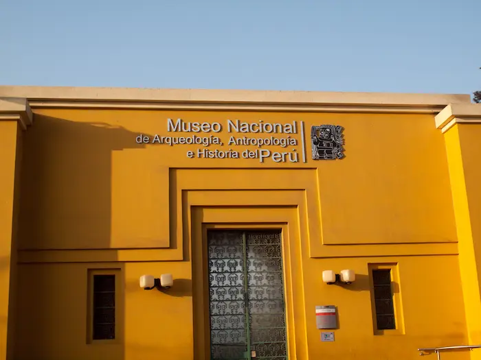 Fachada de uno de los museos en Perú: Museo Nacional de Arqueología, Antropología e Historia del Perú