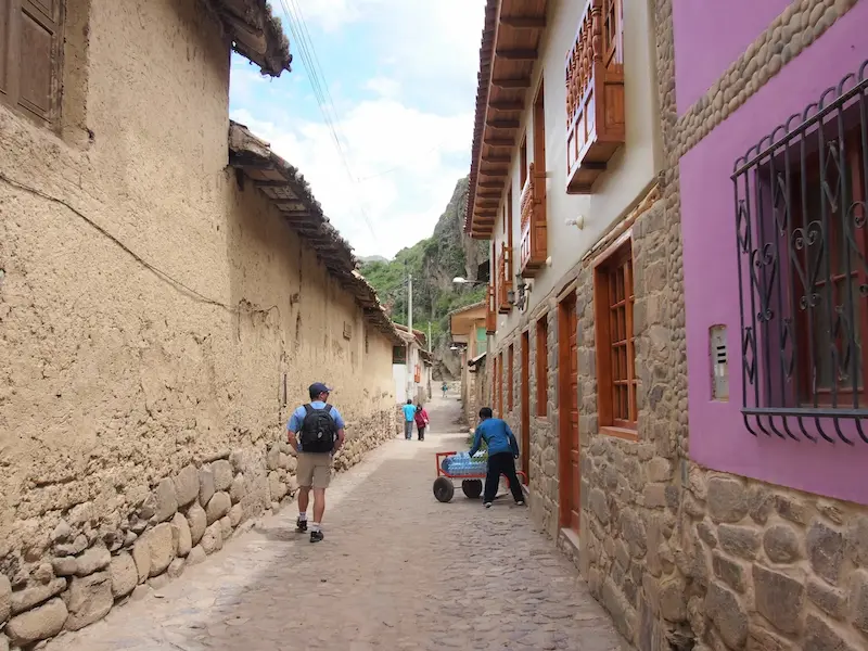 Viajero caminando en las calles de Cusco con ropa fresca debido a la temporada de Noviembre