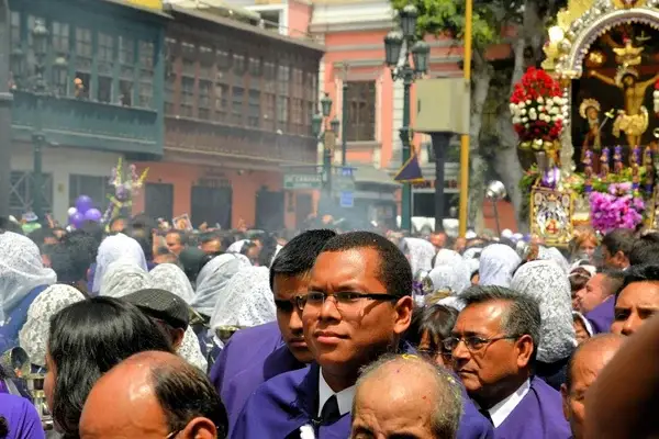 Personas en la procesión que se lleva a cabo por la Festividad del Señor de los Milagros