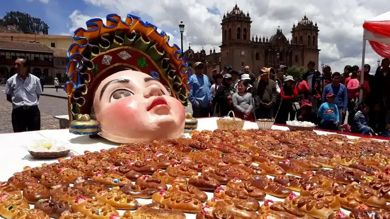 Imagen de una tanta wawa gigante en Cusco, una de las principales tradiciones del Día de Todos los Santos