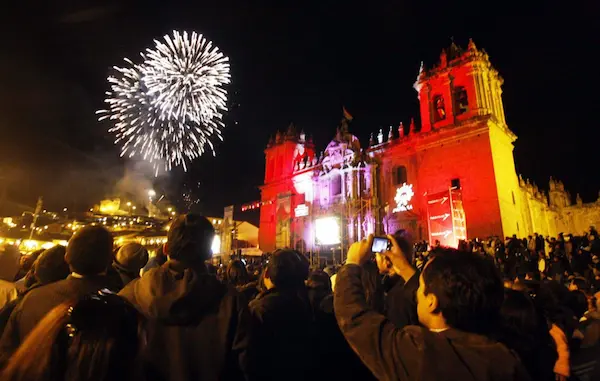 Personas celebrando en año nuevo en Perú en el centro de Cusco