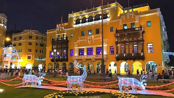 Luces adornando la plaza de armas de Lima debido a las celebraciones de la Navidad en Perú