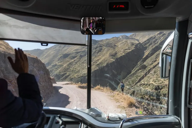 Personas viajando en bus de Perú en enero