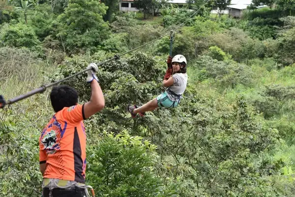 Personas en la selva haciendo una actividad de aventura para recibir el año nuevo