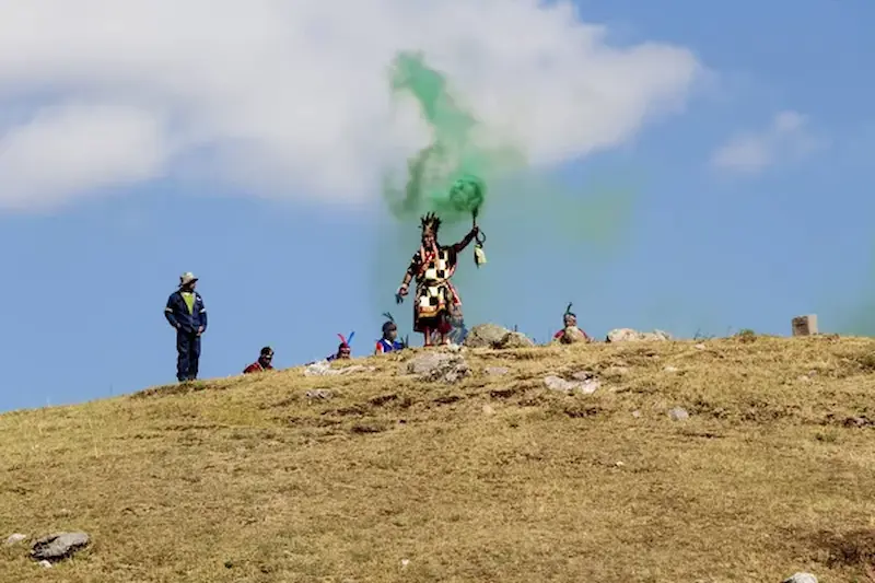 Turistas presenciando uno de los rituales peruanos en Cusco