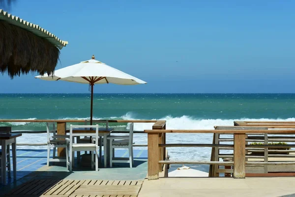 Vista de la playa en Máncora desde una cas, el destino favorito de Perú en enero