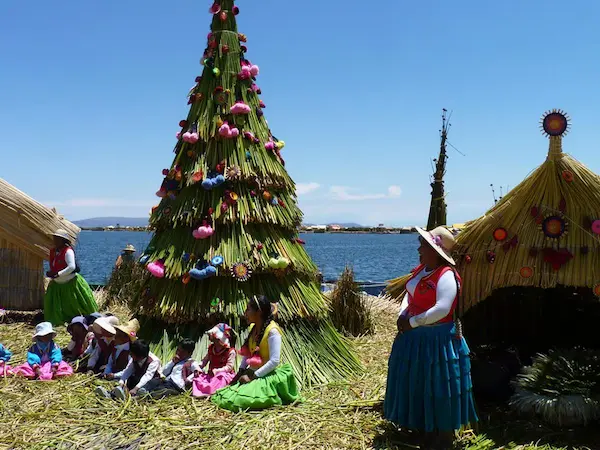 Árbol de Navidad en las orillas del Lago Titicaca