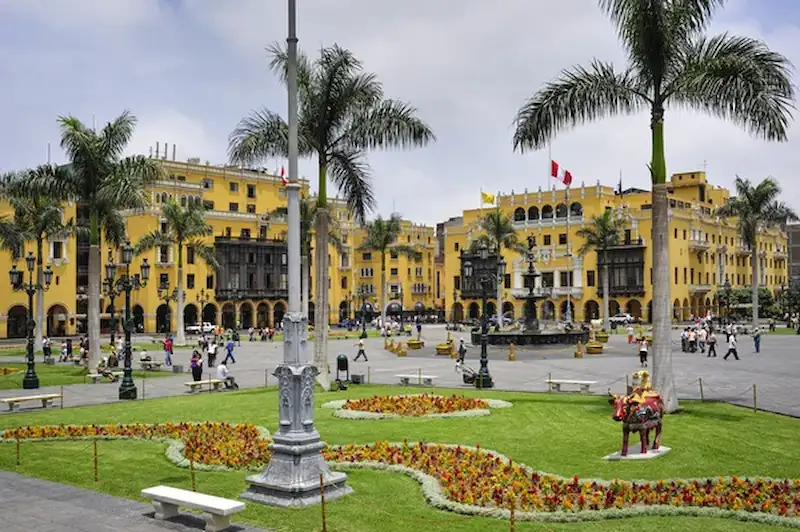 Imagen de la plaza de armas de Lima