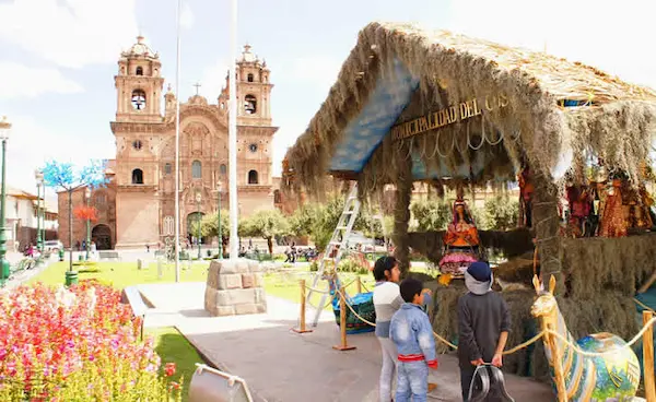 Nacimiento en tamaño real colocado en la Plaza de Armas del Cusco