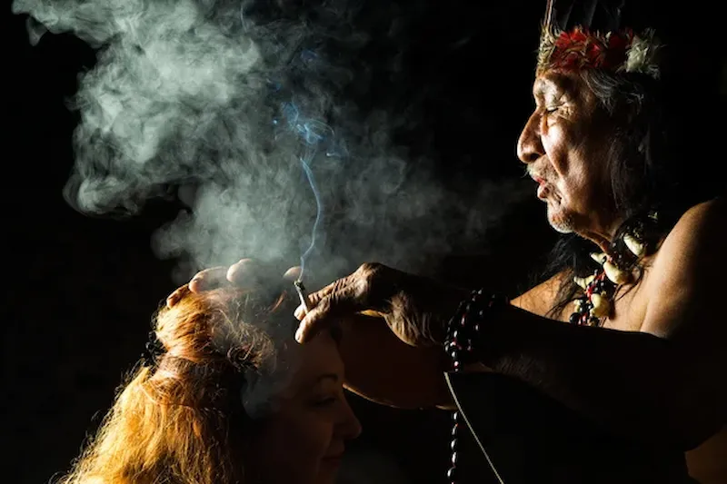 Chamán realizando uno de los rituales peruanos más conocidos, el ritual de Ayahuasca