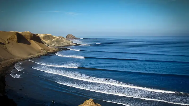 Puerto Chicama una de las mejores playas peruanas para surfear