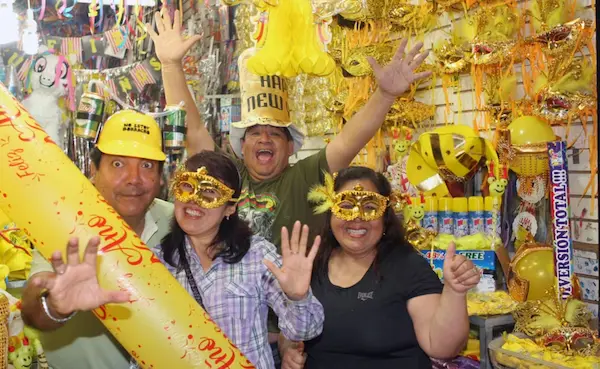 Personas en el mercado vistiendo accesorios amarillos como parte de sus compras para celebrar el año nuevo en Perú