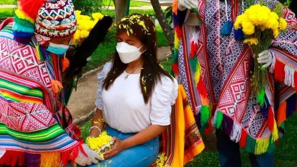 persona realizándose una limpieza flores como parte del año nuevo en Perú