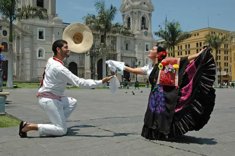 Pareja de danzantes de marinera