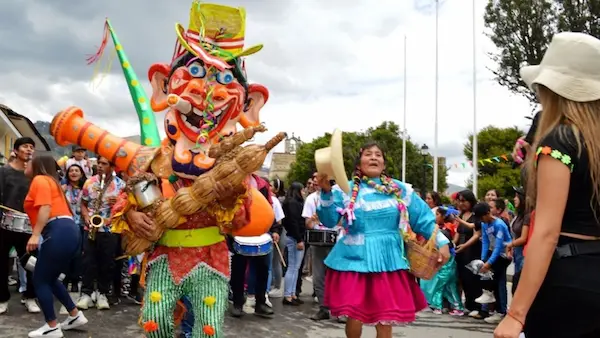 Imagen del Ño Carnavalón en medio del carnaval
