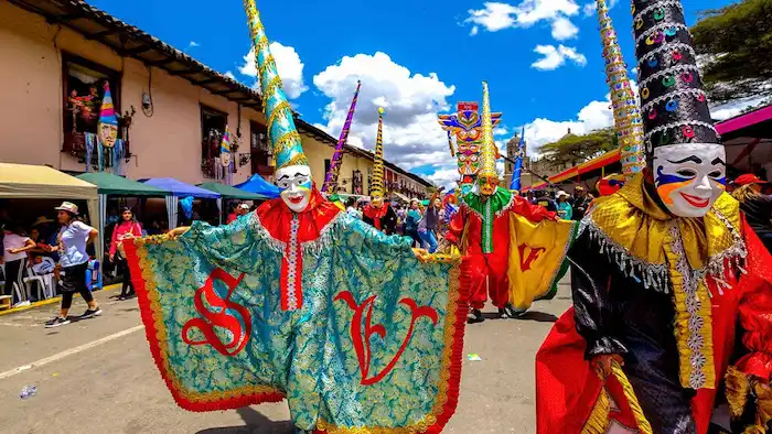 Grupo de personas con disfraces coloridos celebrando el carnaval de Cajamarca