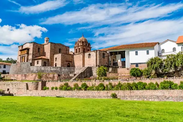 Imagen del templo de Coricancha desde afuera