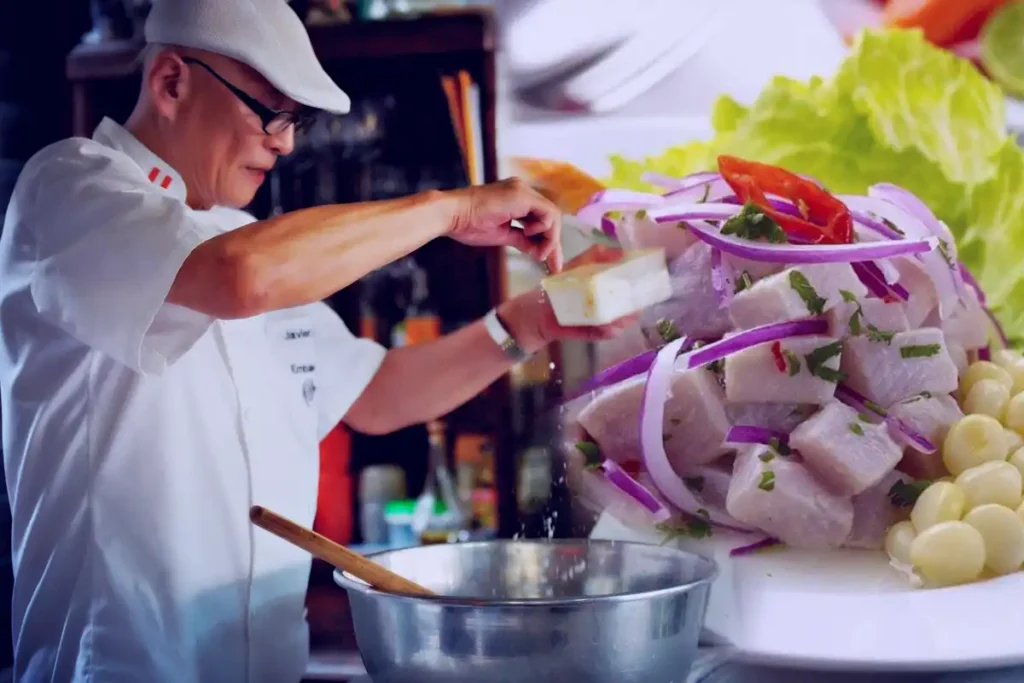 El ceviche es un plato tipico de la costa peruana