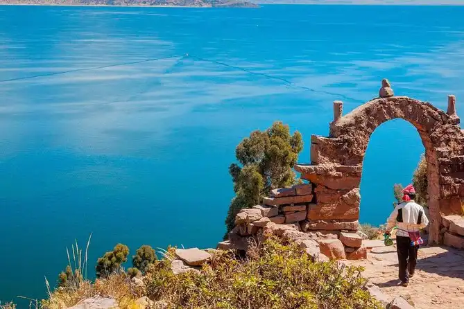 Tour Isla de Uros y Taquile Experiencia en el Lago Titicaca