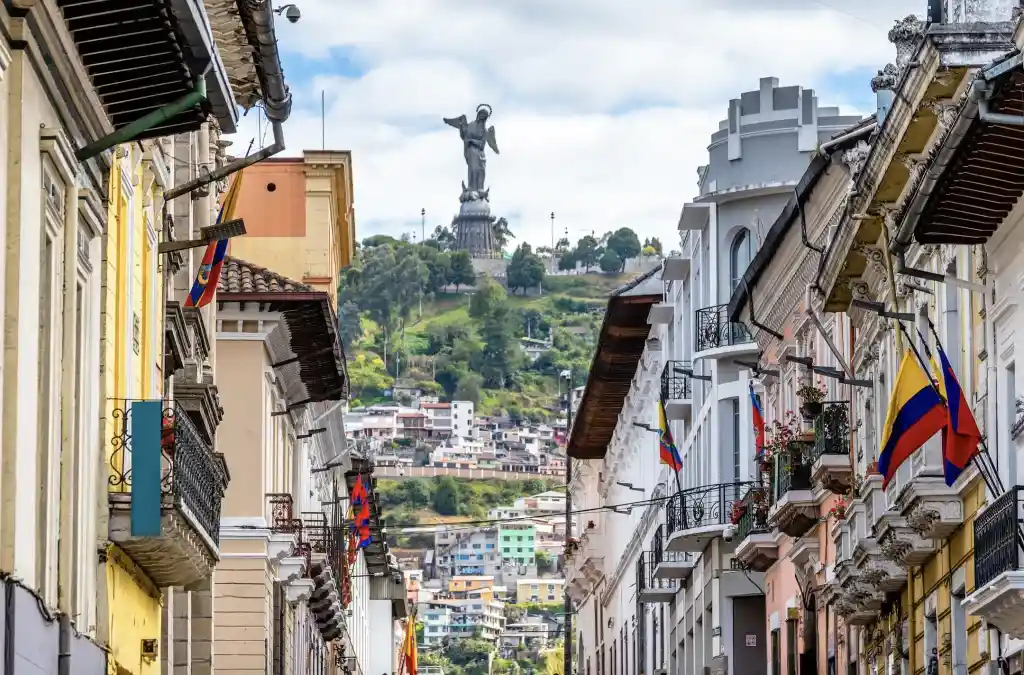 Quito Ecuador historia montanas y costos accesibles
